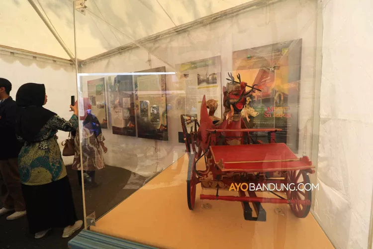 [FOTO] Melihat Benda Bersejarah Di Museum Monpera Expo - Ayo Bandung