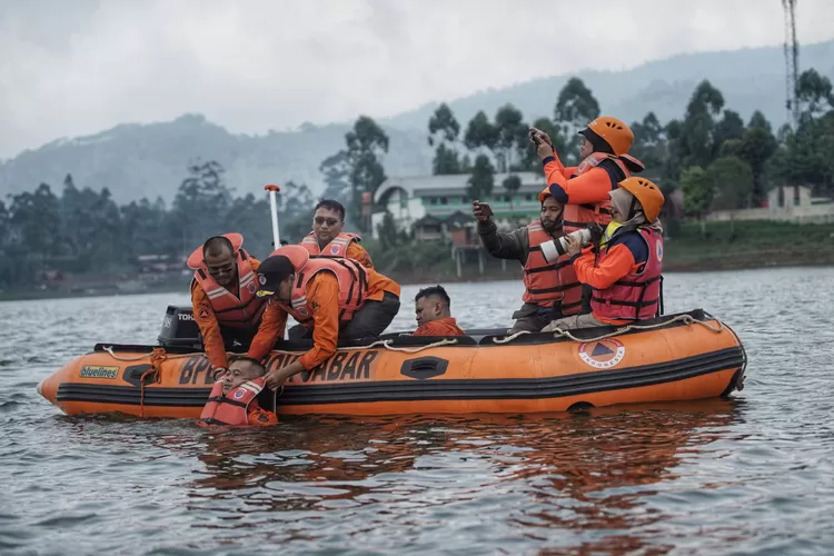 [FOTO] Simulasi Penyelamatan Korban Bencana Alam - Ayo Bandung