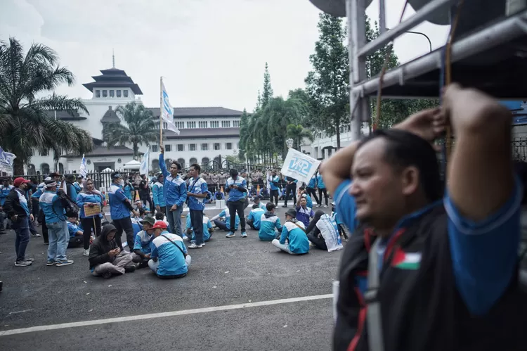 Foto Aksi Unjuk Rasa Buruh Di Depan Gedung Sate Tolak Pp Nomor