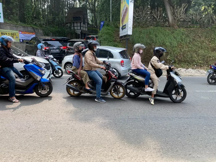 Libur Nataru, Kawasan Lembang Bandung Barat Diserbu Ribuan Wisatawan ...