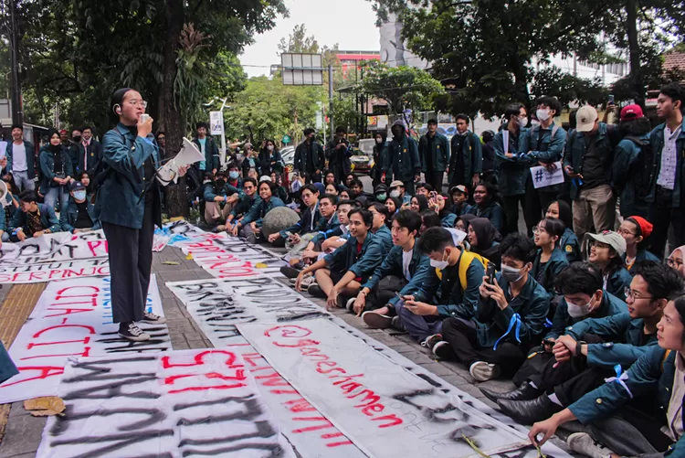 [FOTO] Mahasiswa ITB Gelar Demo Protes Pembayaran UKT Menggunakan Skema ...