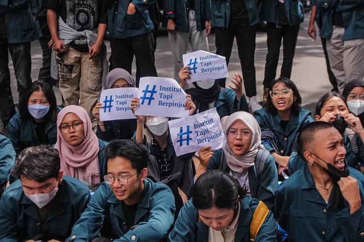 [FOTO] Mahasiswa ITB Gelar Demo Protes Pembayaran UKT Menggunakan Skema ...