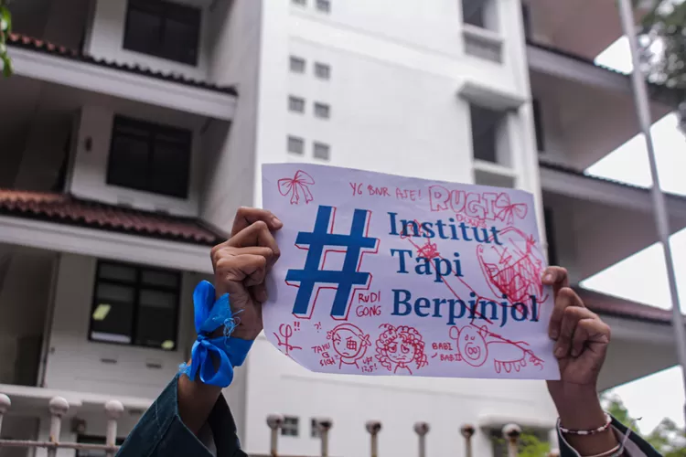 [FOTO] Mahasiswa ITB Gelar Demo Protes Pembayaran UKT Menggunakan Skema ...