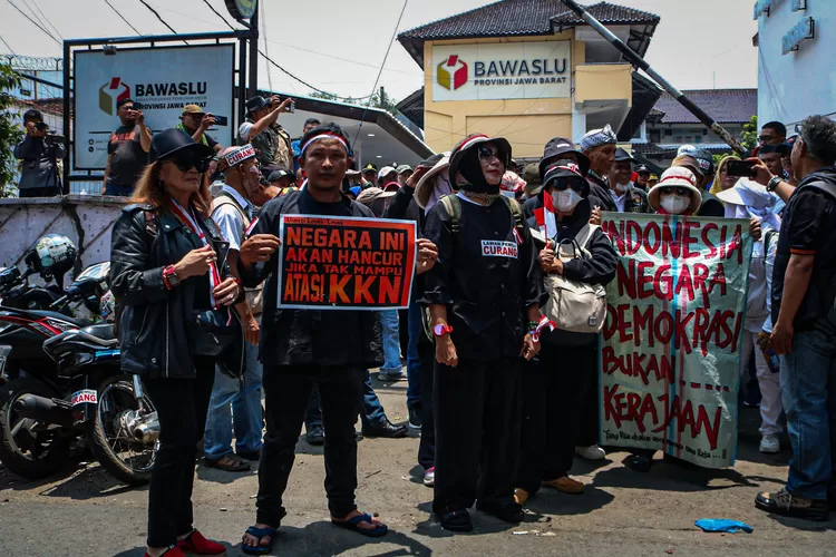 [FOTO] Aksi Unjuk Rasa Tolak Pemilu Curang Di Kantor Bawaslu Provinsi ...