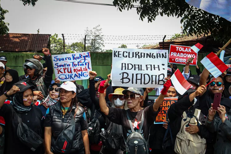 [FOTO] Aksi Unjuk Rasa Tolak Pemilu Curang Di Kantor Bawaslu Provinsi ...