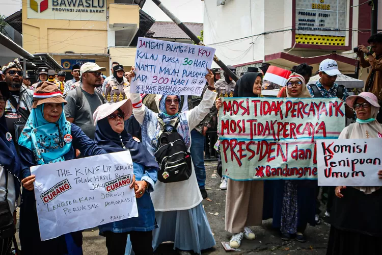 [FOTO] Aksi Unjuk Rasa Tolak Pemilu Curang Di Kantor Bawaslu Provinsi ...