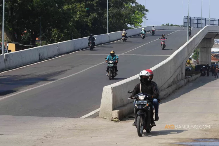 [FOTO] Flyover Ciroyom Sudah Dilalui Kendaraan Warga - Ayo Bandung