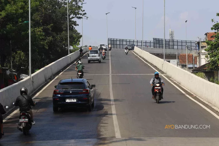 [FOTO] Flyover Ciroyom Sudah Dilalui Kendaraan Warga - Ayo Bandung