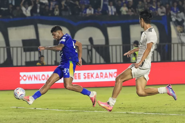 [FOTO] Persib Bandung Taklukkan Persik Kediri 1-0 - Ayo Bandung