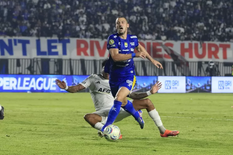 [FOTO] Persib Bandung Taklukkan Persik Kediri 1-0 - Ayo Bandung