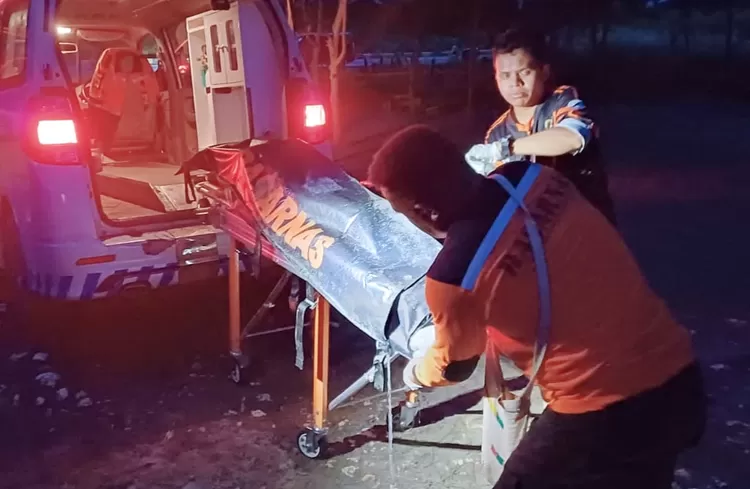Evakuasi Mayat yang mengapung di Pantai Hoktekamp Papua