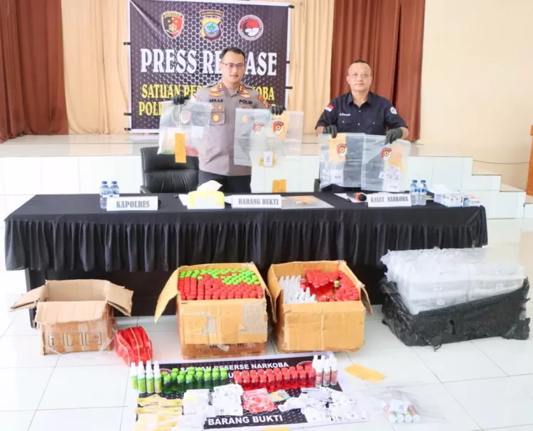 Kapolres Kepulauan Talaud, AKBP Arie Sulistyo Nugroho, S.I.K, M.H, didampingi Kasat Res Narkoba, IPTU Yulham Azhar, S.H., M.M.,MH