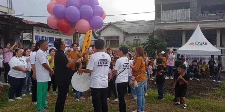 Ketua BPMJ GMIM &ldquo;Solafide&rdquo; GSL III, Pdt. Ferdinand P. S. Tumbol, S.Th, melepas balon ke udara sebagai tanda resmi dibukanya rangkaian Kegiatan Hari-Hari Raya Gerejawi (H2RG) Tahun 2026, Sabtu (14/2).