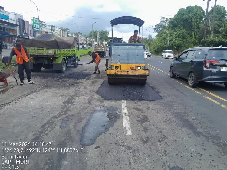 Proses Penambalan Jalan di Ring Road I