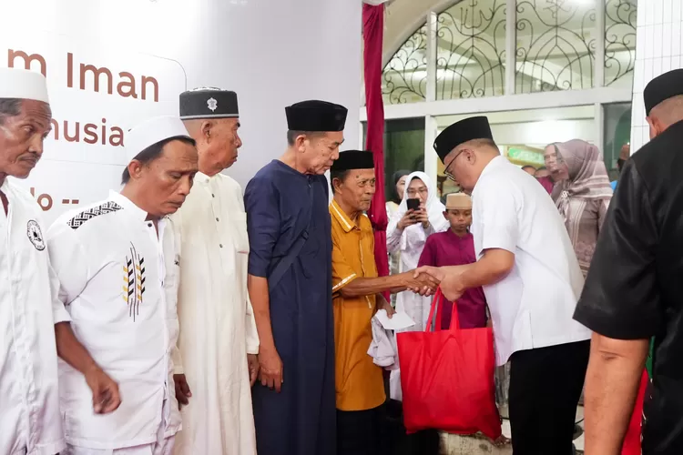 Wakil Wali Kota Richard Sualang, berbagi kasih