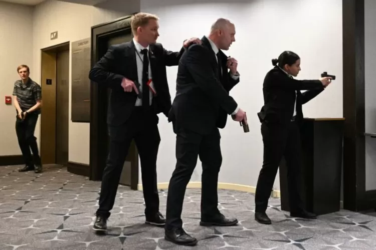 Pihak keamanan mengeluarkan senjata mereka setelah terdengar suara ledakan keras selama makan malam koresponden Gedung Putih di Washington Hilton di Washington, DC, pada 25 April 2026 [Mandel Ngan/AFP]