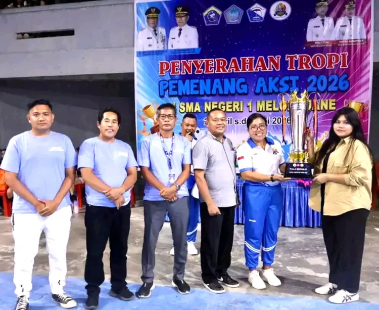 Wakil Bupati Talaud, Anisya Gretsya Bambungan, SE, menyerahkan tropi