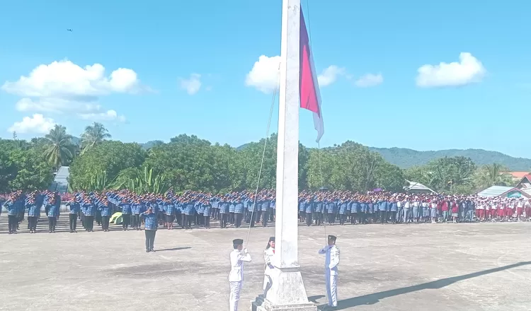 Pasukan Pengibar bendera 3 orang Sisqa SMA N 1 Melonguane