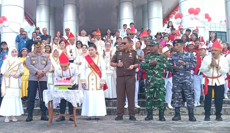 Bupati Talaud, Welly Titah, usai Pimpin upacara  melakukan Giat Tiup lilin sebagai Simbol HUT Hari Pendisikan Nasional 2026 di Kab. Kepl.Talauf