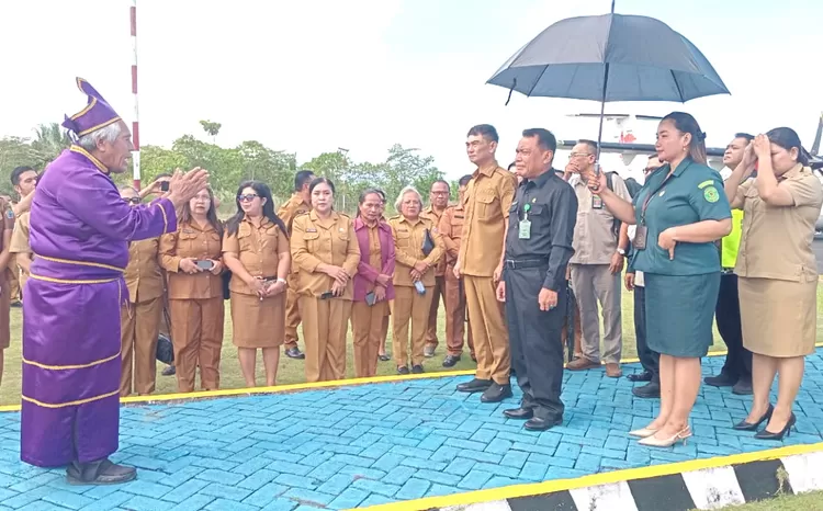 Ketua pengadilan Negeri Manado di jemput.secara adat oleh Ketua Adat Melonguane Bpk. Ramli Adam