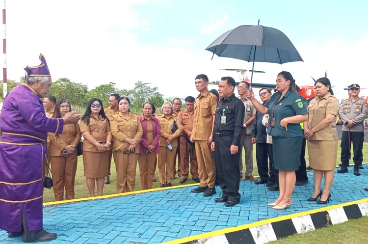 Ketua pengadilan tinggi manado di sambut secara adat oleh Ratum Banua Melonguane Bapak. Ramli Adam
