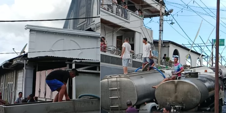 Warga Warembungan berusaha memadamkan api menggunakan alat seadanya