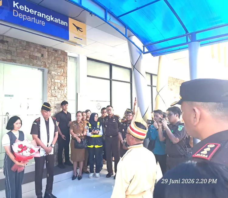 Kepala Kejaksaan Tinggi Sulawesi Utara, Jacob Hendrik Pattipeilohy, S.H., M.H., beserta Ibu Ketua Ikatan Adhyaksa Dharmakarini (IAD) Ny. Yulis Hendrik Pattipeilohy bersama rombongan tiba di Melonguane Talaud