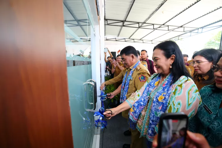 Gubernur Yulius Selvanus Meresmikan UP Hemodialisis RSUD Manembonembo Bitung