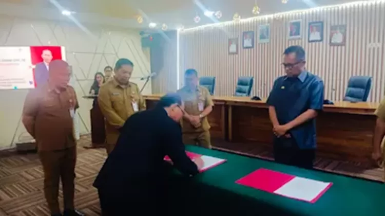Richard Sualang Lantik Janni Denni Ohy jadi Kadis PKP Manadi
