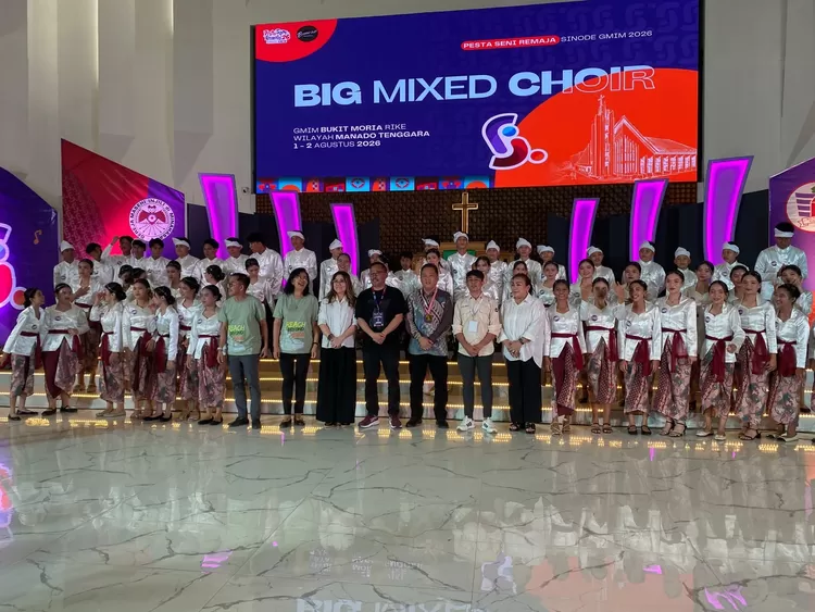 Tim Paduan Suara GMIM Kalvari Pineleng foto Bersama Wakil Wali Kota Manado, Ricahard Sualang