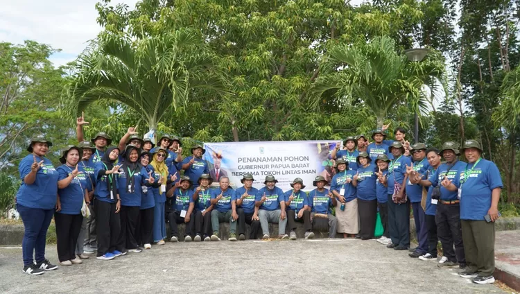 Penanaman pohon bersama di Arboretum Halaman Kantor Gubernur Papua Barat, Jumat 14 Agustus 2026, menjadi menjadi penanda bahwa komitmen bersama IRI Indonesia dan Pemprov Papua Barat Membangun Kolaborasi Lintas Iman untuk Keadilan Ekologis dan Perlindungan Hutan Papua harus berakar dalam tindakan nya