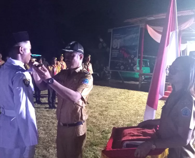 Camat Beo Selatan , Mance Dinding, SP pemasang tanda Penamatan kepada siswa anggota paskibra 