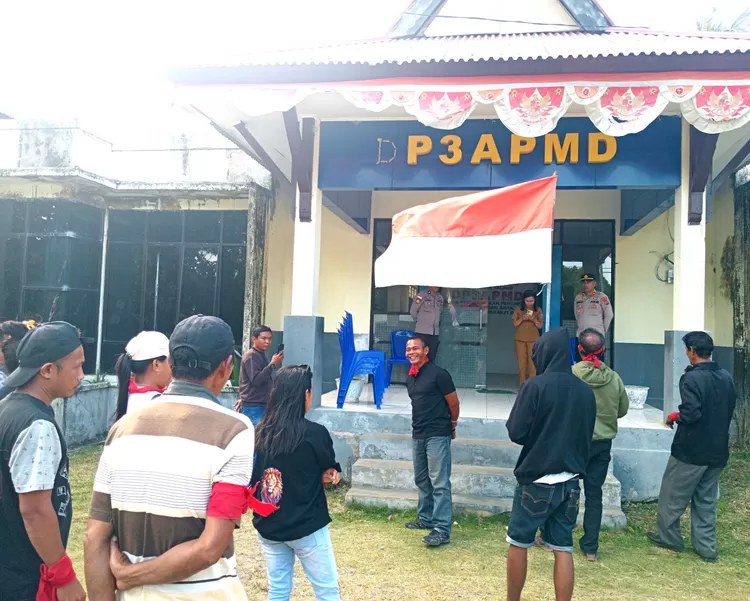 Aksi kedua perwakilan masyarakat desa maririj kecamatan wssang di Kantor  DP3APMD Kabupaten Talaud
