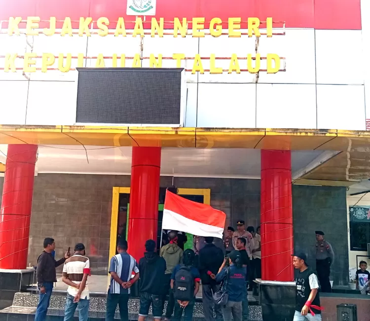 Aksi terakhir oerwakilan masyarakat desa maririk kecamatan essang di kantor  kejaksaan Melonguane Talaud