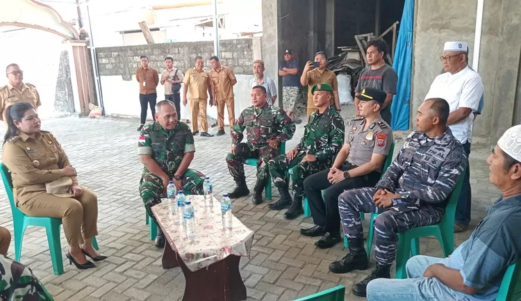 Pangdam XIII/Merdeka Mayjen TNI Mirza Agus, S.I.P., beserta rombongan tiba di Kabupaten Kepulauan Talaud dalam rangka melaksanakan kunjungan kerja di wilayah Kodim 1312/Talaud, beserta rombongan bersama Ketua DPRD Talaud dan Wakil Bupati Talaud kunjungi masjid beo