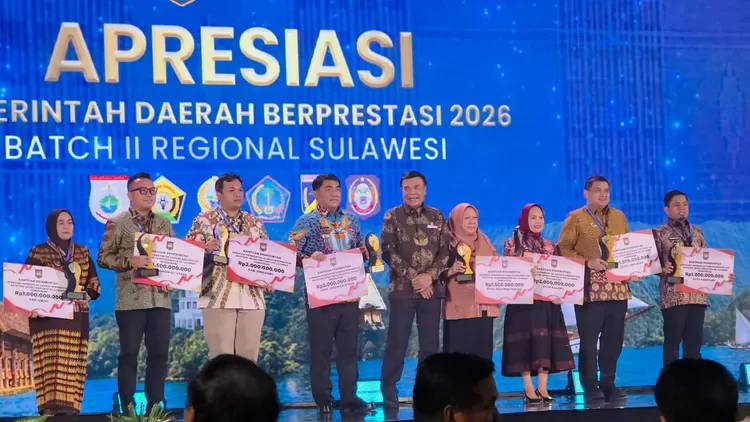Gubernur Sulut Yulius Selvanus (YSK) raih penghargaan Terbaik 1 Akses Layanan Pendidikan di Makassar & dapat insentif fiskal Rp 2 miliar.