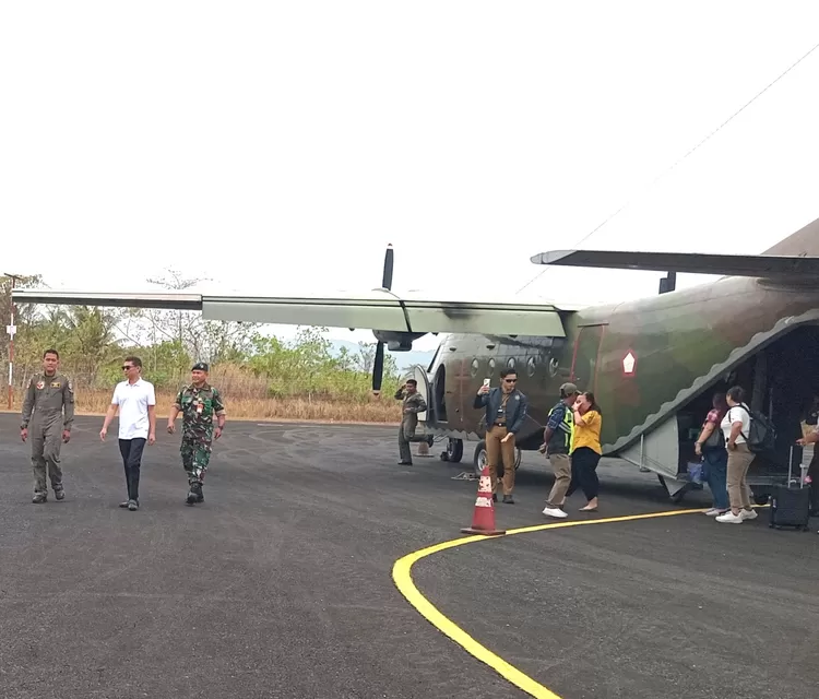 Bupati Talaud, Welly Titah dan Ketua TP. PKK Talaud. Henmy Hongwijoyo, SE tiba di bandara  udara melonguane