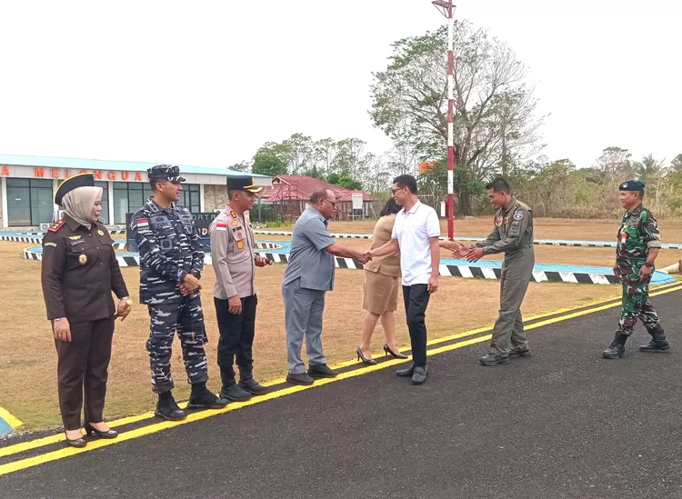 Kedatangan perdana pesawat CASA TNI AU, acara penyambutan turut dihadiri oleh jajaran Forum Koordinasi Pimpinan Daerah (Forkopimda) dan pejabat penting daerah. Turut hadir dalam kesempatan tersebut Wakil Bupati Kepulauan Talaud, Anisya G. Bambungan, SE; Ketua DPRD Kabupaten Kepulauan Talaud, Drs. En