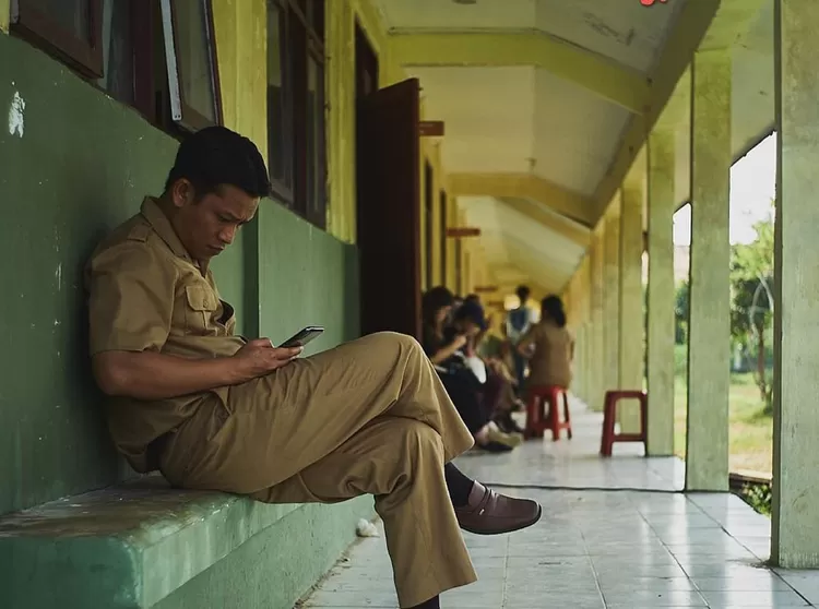 Guru-guru gokil termasuk salah satu dari Kumpulan film Indonesia terlaris tentang pendidikan