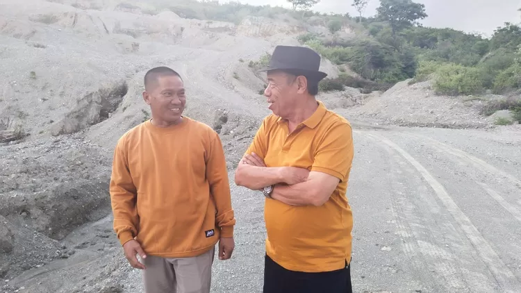 Mansur Sulaeman sedang bersama rekan kerjanya Idam Padaluma alias papa Idam. Foto: Istimewa