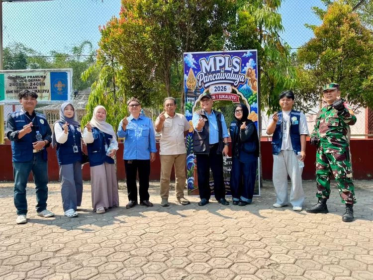Foto : Kompak berpose bersama Perangkat Pemerintahan Desa pada  Selasa (21/07). 