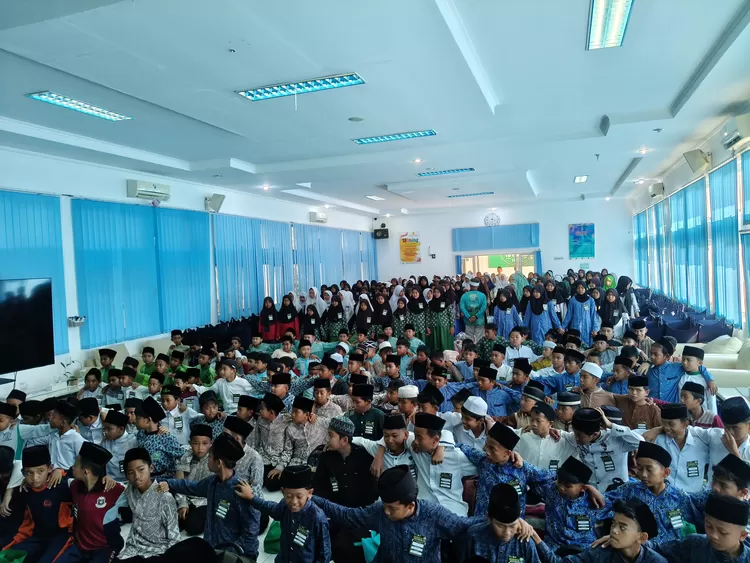 Ratusan peserta mengikuti kegiatan Salam DIniyah 2025 terdiri dari berbagai santri madrasah diniyah se kecamatan Cigombong