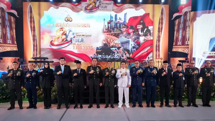 Tampak Gubernur Sulsel Andi Sudirman Sulaiman dan Kapolda Sulsel Irjen Pol Djuhandhani Rahardjo Puro bersama jajaran di halaman Mapolda Sulsel, Rabu, 1/7/2026. (Dok.Humas Polda Sulsel)