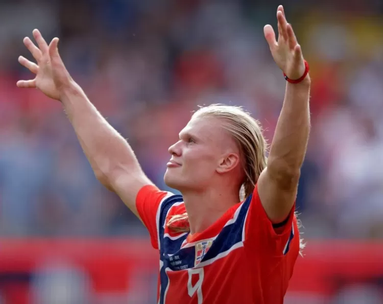 Tampak pemain andalan Norwegia, Erling Haaland lakukan selebrasi usai cetak gol keduanya ke gawang Brasil, Senin, 6/7. (Dok. fifaworldcup)
