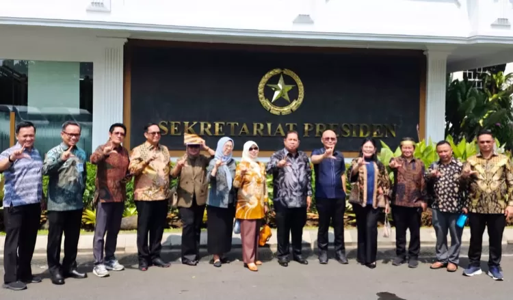 FOTO: Tampak BPP DOB Provinsi Luwu Raya swdang berpose di sepan kantor staf presiden. (Dok.KKRL)