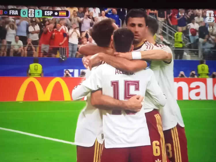 Timnas Spanyol melakukan selebrasi usai unggul 1-0 atas Prancis di babak pertama. (Dok.Tangkapan layar TVRI)