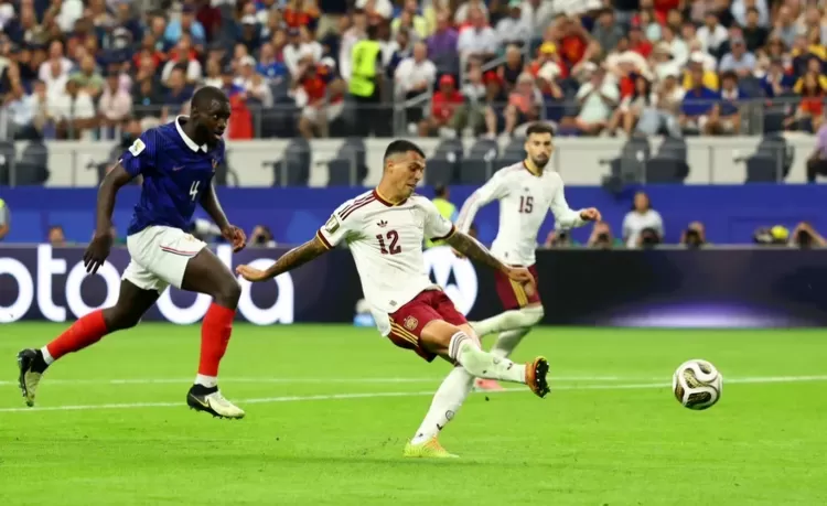 FOTO: Tampak Pedro Porro melepaskan tendangan bola ke gawang Prancis yang menambah keunggulan 2-0  bagi kemenangan Timnas Spanyol. (Dok.Reuters/Hannah McKay)