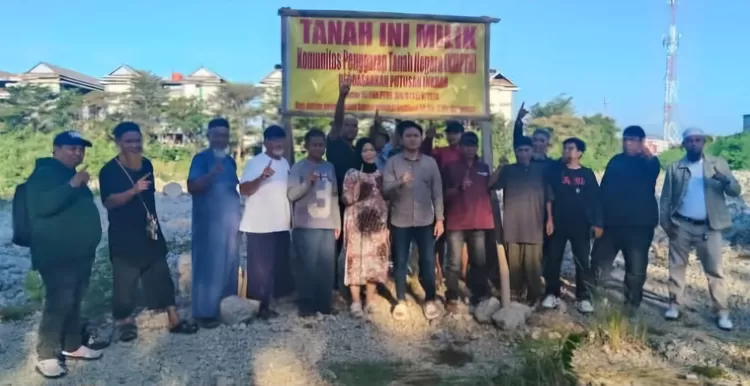 FOTO: Tampak massa KMPTN yang diduga menduduki lahan eks hotel mangkrak di kawasan elit Tanjung Bunga, Makassar. (Dok.Ist)
