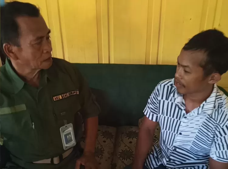 FOTO: Tampak Kades Andi Haris dan Andi Iwan saat mesia berlangsung di kantor Desa Karassing. (Dok.MetroSelebes.com/Asb)