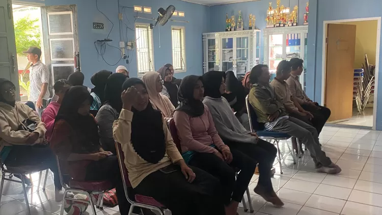 FOTO: Tampak suasana penyuluhan hasil observasi Mahasiswa KKN PK Unhas di kantor Desa Tellu Boccoe, Kabupaten Bone, Senin, 27/7. (Dok.Mahasiswa KKN PK Unhas Angkatan '69).